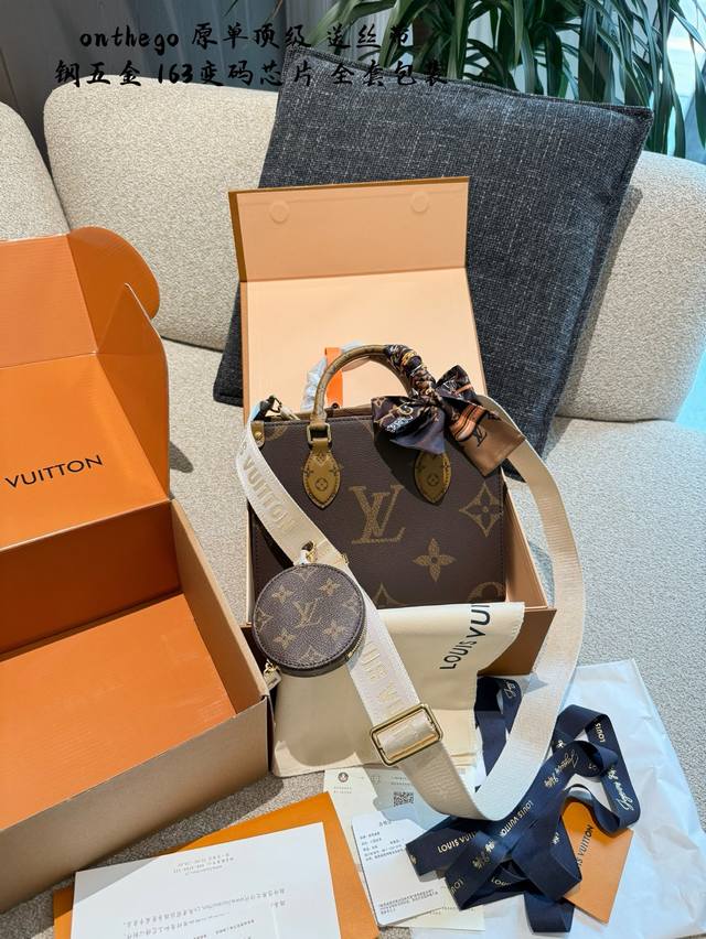 丛林包 Lv A B面喷绘 Onthego妈咪袋 性价比之王这是一款超赞的包型，灵感来自于恶搞Lv的街头品牌，曾经的曾经，Louis Vll Litton永远不