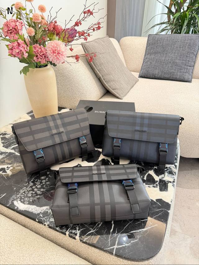 Burberry炭灰格纹信使包 Burberry这款炭灰格纹信使包, 采用经典格纹帆布+小 牛皮饰边,低调又高级。尺寸约29X8.5X17.5Cm, 内部空间合 Burberry炭灰格纹信使包 Burberry这款炭灰格纹信使包, 采用经典格纹帆布+小 牛皮饰边,低调又高级。尺寸约29X8.5X17.5Cm, 内部空间合