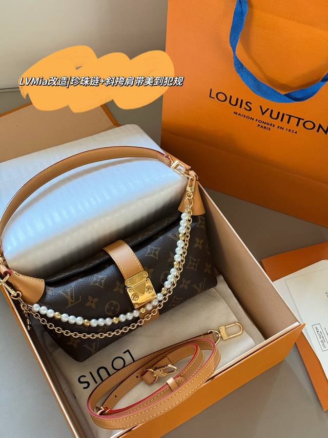 配盒 Size：21.5*12Cm L家 新款Mia饺子包 改造款 小小饭盒包拿捏 性价比超级高 金色S-Lock磁吸锁扣，开合顺滑不硌手 超轻又能装的腋下饭盒