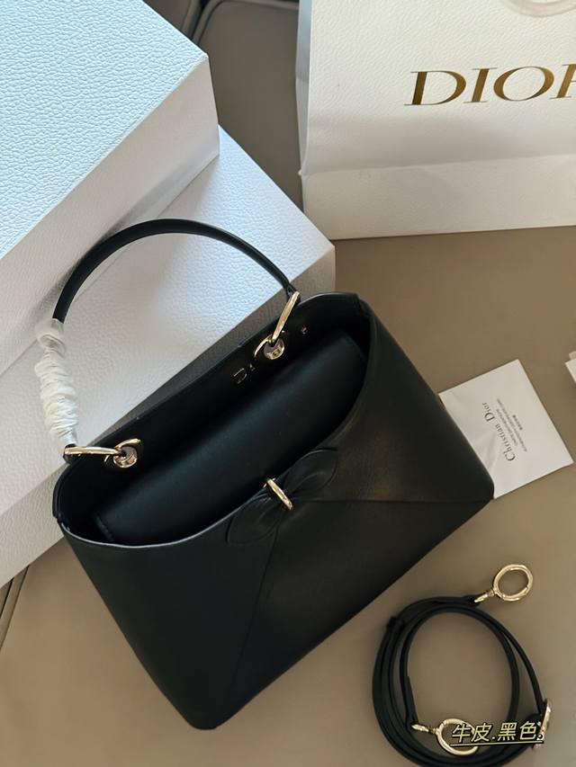 配盒 牛皮 Size：29*22 D家 新款 蝴蝶结手提包 喜欢的仙女们看过来~ 软糯感的包包，很松弛休闲