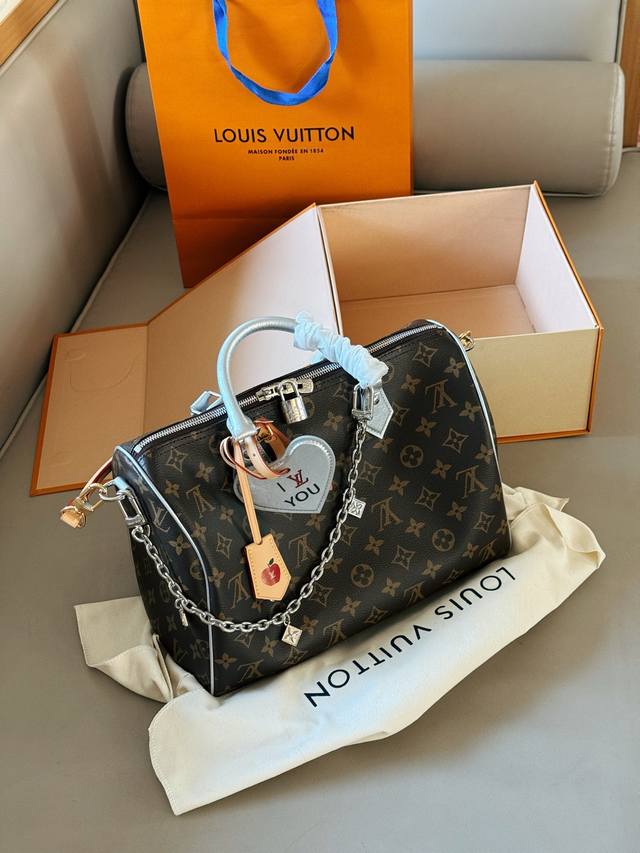 配盒 Size：30*21Cm 快來看看L家 Speedy30 枕头包 尺寸30公分 真好用！ 别有一番特色 这次我不做温柔女孩， 这次做甜酷大女主！