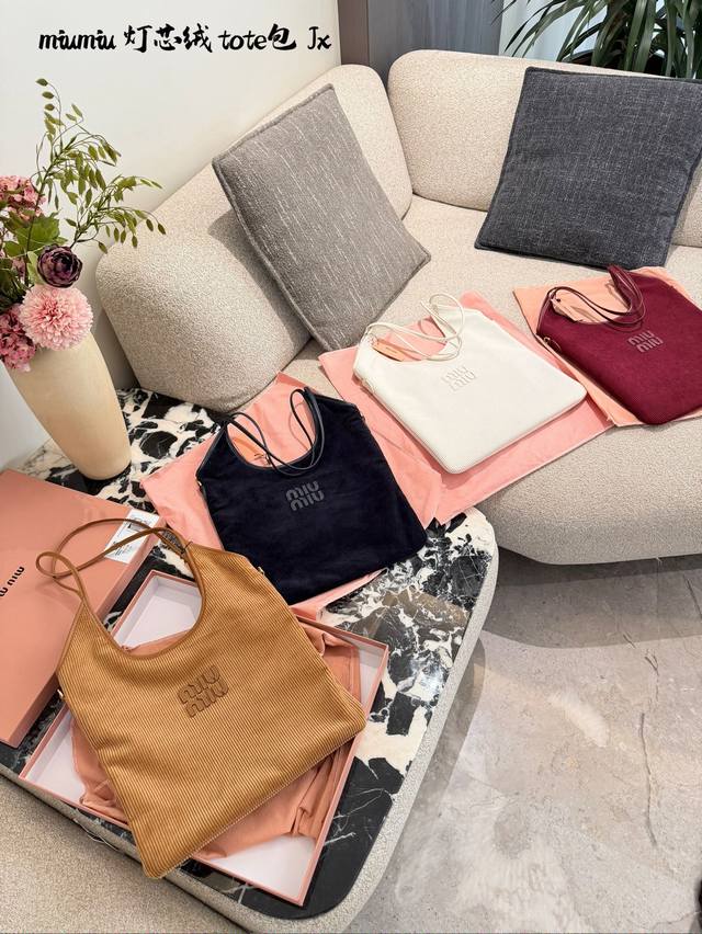 Miumiu托特秋冬必入高级感拉满！ 灯芯绒质感也太绝了吧！ 软乎乎却超有型～通勤逛街两不误 容量惊人还轻便 随便一拎就自带时髦滤镜 姐妹们冲这只！ 真的百搭到