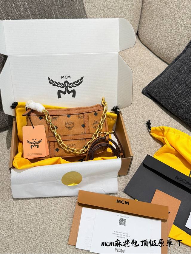 Mcm Delmy腋下包 Mcm Delmy腋下包，经典干邑色Visetos老花帆布+金 属链条，复古又时髦*+。尺寸21X12.5X5Cm， 小巧轻便,日常出