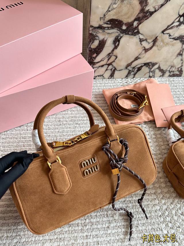 配盒 Size：22*11Cm 27*13Cm Miumiu保龄球 公文包 包包甜度刚好！ 很难不爱啊啊！ 可手拎也可斜挎 绝对不是小废包哦容量足足的~~ 出场