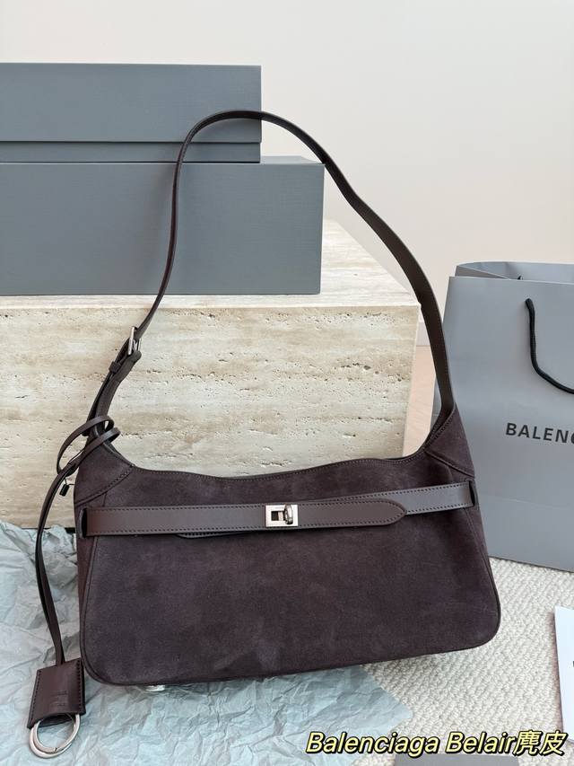 牛皮 DDD 巴黎世家麂皮 Bel Air手袋 DDD 巴黎世家Bel Air手袋，深棕麂皮绒面+皮革饰边，银色金属锁扣，复古又现代。腋下包设计，肩带可调节，支