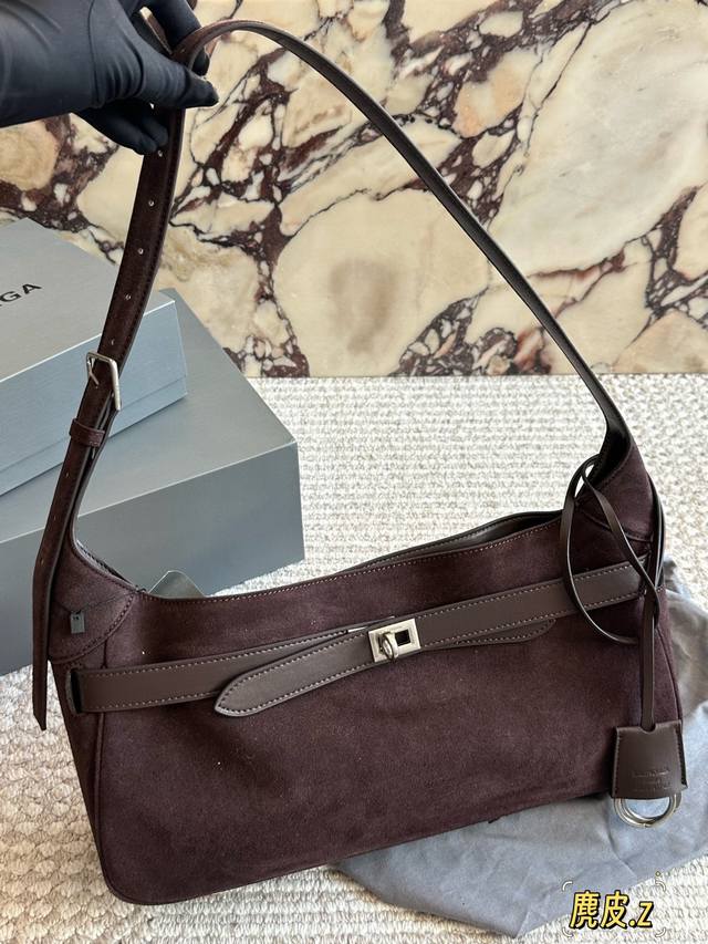 麂皮 DDD 原版皮 配礼盒 DDD Size：34 14Cm DDD 巴黎世家新款Hobo 大廓形包包 DDD 柔软的大廓形包包 DDD 上身慵懒感立刻Get