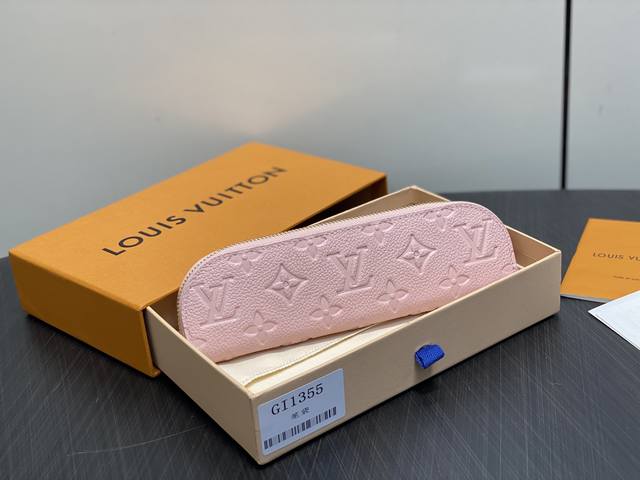 原单精品 Gi1355粉色 全皮压花笔袋 本款 Charlotte 笔袋 Gi1346蓝色 为皮革压印 Monogram 图案，以耀目拉链开启恰宜构型，方便日常