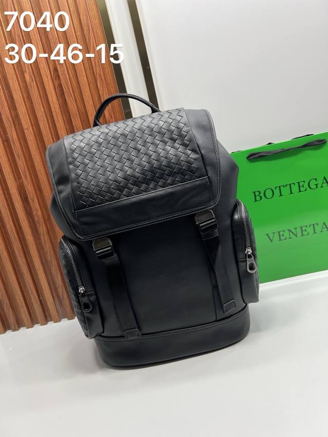 Bottega Veneta宝蝶嘉新款双肩背包 低调、质量及工艺 自1966年起Bottega Veneta为奢华创造了一套新定义。品牌的格言 忠于自我，形随心