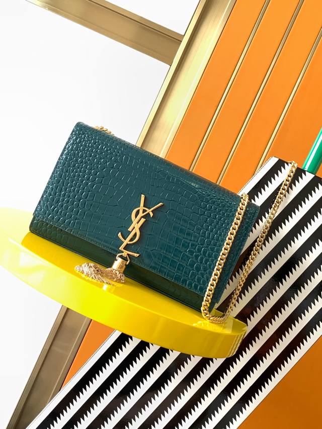 原厂皮 ##24Cm万年款 Kate鳄鱼纹来袭 堪比真正的鳄鱼皮哦!背出去都被看成是鳄鱼皮呢 完全根据正品走 让你更有底气!更有面子 随便逛专柜 反正毫无差距! 原厂皮 ##24Cm万年款 Kate鳄鱼纹来袭 堪比真正的鳄鱼皮哦!背出去都被看成是鳄鱼皮呢 完全根据正品走 让你更有底气!更有面子 随便逛专柜 反正毫无差距!