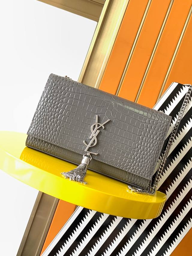 原厂皮 ##24Cm万年款 Kate鳄鱼纹来袭 堪比真正的鳄鱼皮哦!背出去都被看成是鳄鱼皮呢 完全根据正品走 让你更有底气!更有面子 随便逛专柜 反正毫无差距! 原厂皮 ##24Cm万年款 Kate鳄鱼纹来袭 堪比真正的鳄鱼皮哦!背出去都被看成是鳄鱼皮呢 完全根据正品走 让你更有底气!更有面子 随便逛专柜 反正毫无差距!