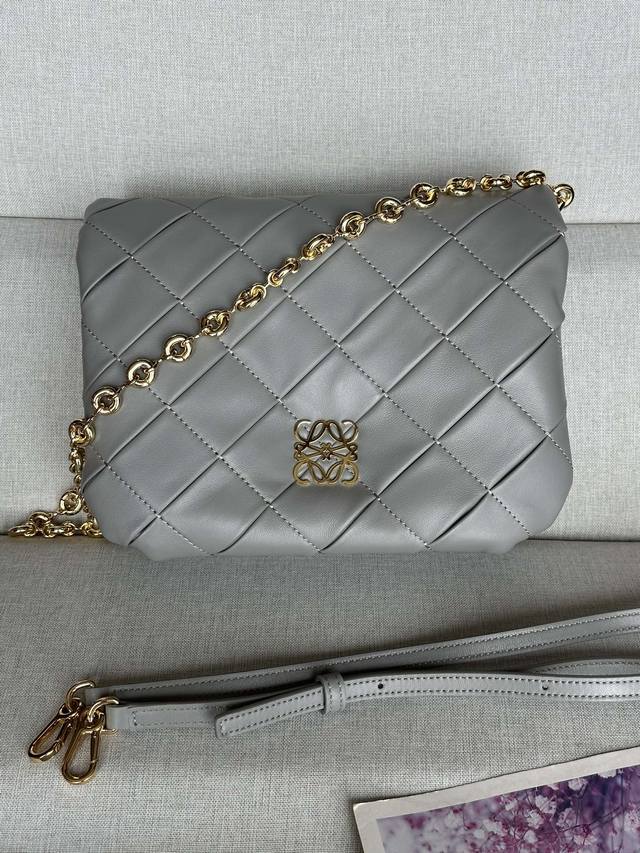 原厂皮 复褶闪亮纳帕羊皮革 Puffer Goya 手袋珍珠灰 型號9701 23-9-17Cm Puffer Goya 受到了 Goya 美学的启发，通过带有 - 点击图像关闭