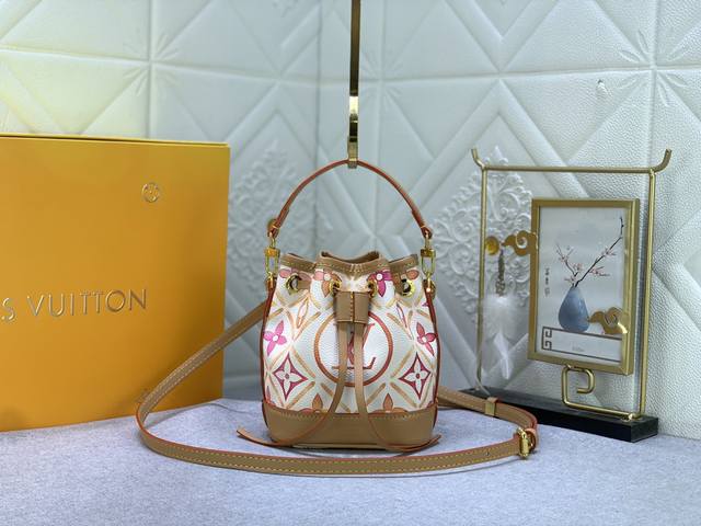 升级原版 M83620 M81266 M46291 当季新款nano Noe 手袋 Lv By The Pool 系列推出 Nano Noe 手袋，为涂层帆布描