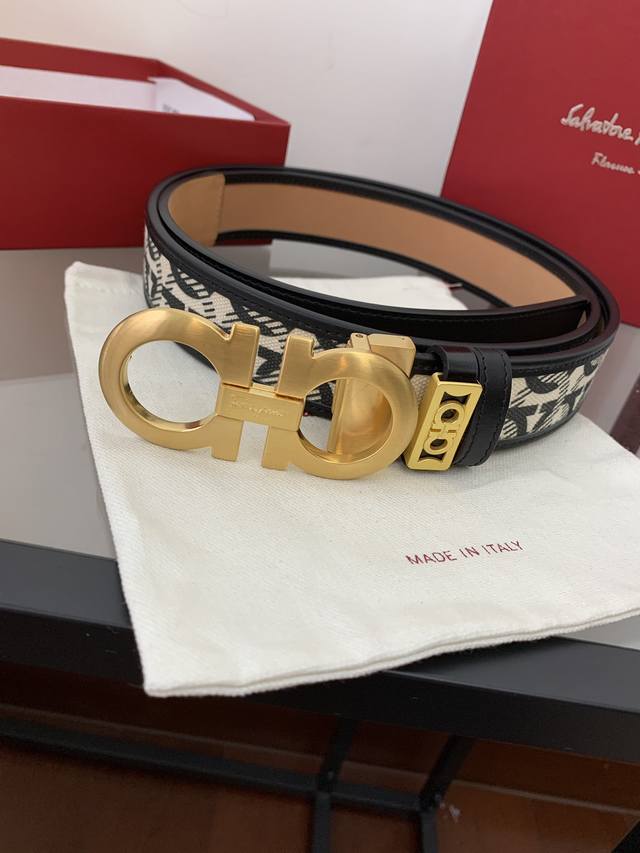 原单新版精品,菲拉格慕经典标识化为兼具优雅格调与现代风范的精致扣饰,缀于此款双面可调式皮带:双层gancini图案扣饰以磨光金属打造,采用双面双色设计,长度可调 原单新版精品,菲拉格慕经典标识化为兼具优雅格调与现代风范的精致扣饰,缀于此款双面可调式皮带:双层gancini图案扣饰以磨光金属打造,采用双面双色设计,长度可调