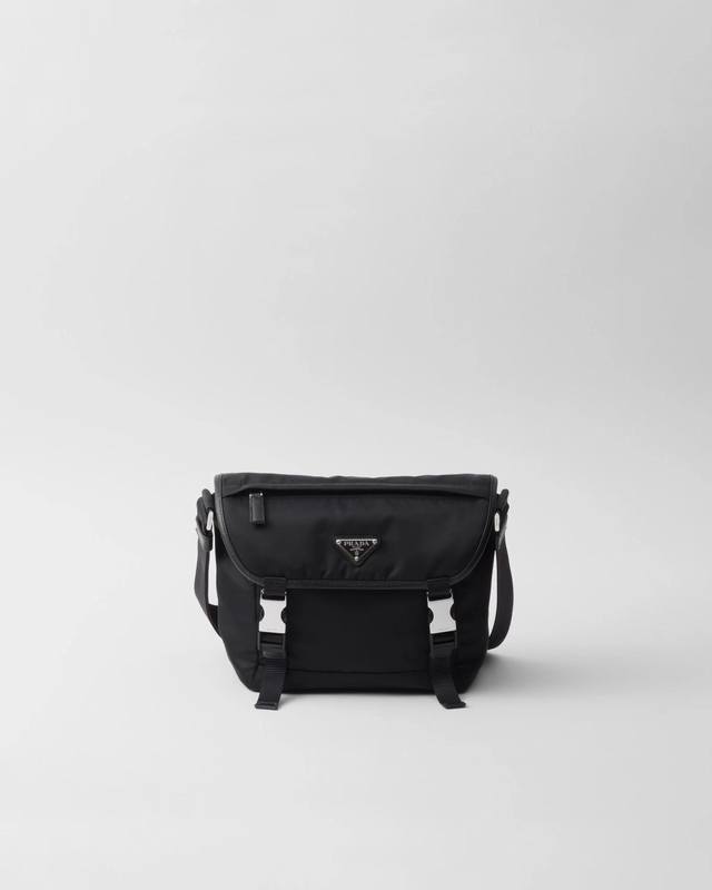 新款邮差包2Vd066小号 这款邮差包由re-Nylon再生尼龙面料设计，配撞色小牛皮，翻盖和按锁开合，三个外部拉链式口袋，内部拉链式口袋和贴袋。容量空间大，又