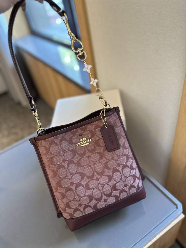 折叠礼盒 送挂件 Coachmollie Bucket 系列 水桶包一直都是经典 常见的包型 Coach也太会了molie 系列做了改进 手柄和斜挎肩带都可拆卸