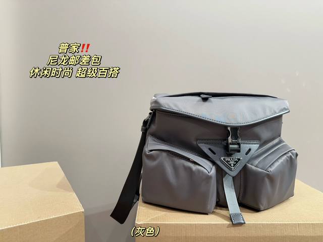 尺寸31.22 普拉达 尼龙邮差包 男生日常休闲搭配的理想选择~ 实用又百搭，非常适合放随身物品~ 面料耐磨耐刮蹭，适合男生大大咧咧的性格~ - 点击图像关闭