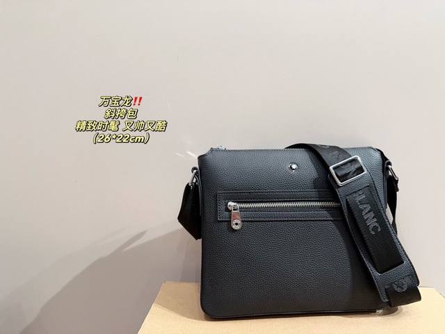 尺寸26.22 万宝龙斜挎包 格调满满,自带一股低调沉稳儒雅的气息! 版型挺阔,很有型!越用越有沉淀的味道! 更加低调、沉稳!! 可单肩可斜挎,不分年龄不分身高 尺寸26.22 万宝龙斜挎包 格调满满,自带一股低调沉稳儒雅的气息! 版型挺阔,很有型!越用越有沉淀的味道! 更加低调、沉稳!! 可单肩可斜挎,不分年龄不分身高