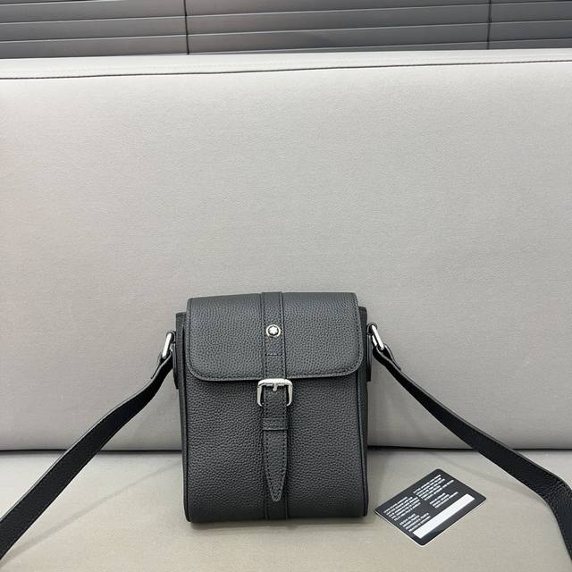 Montblanc 万宝龙 牛皮翻盖邮差包 单肩包 男女通用斜挎包 采用精湛镶嵌细工 经典百搭 实物拍摄 原厂原版面料 配送防尘袋 礼盒 20 X 14 Cm。 Montblanc 万宝龙 牛皮翻盖邮差包 单肩包 男女通用斜挎包 采用精湛镶嵌细工 经典百搭 实物拍摄 原厂原版面料 配送防尘袋 礼盒 20 X 14 Cm。