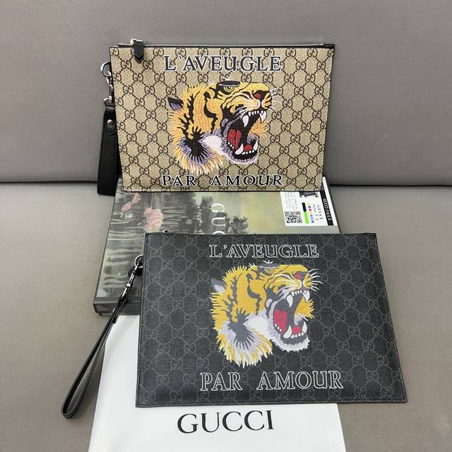Gucci 古奇 老虎头印花手拿包 Gg印花手袋 手包 采用精湛镶嵌细工，实物拍摄 原厂原版面料 配送原版礼盒 30 X 20Cm。 - 点击图像关闭