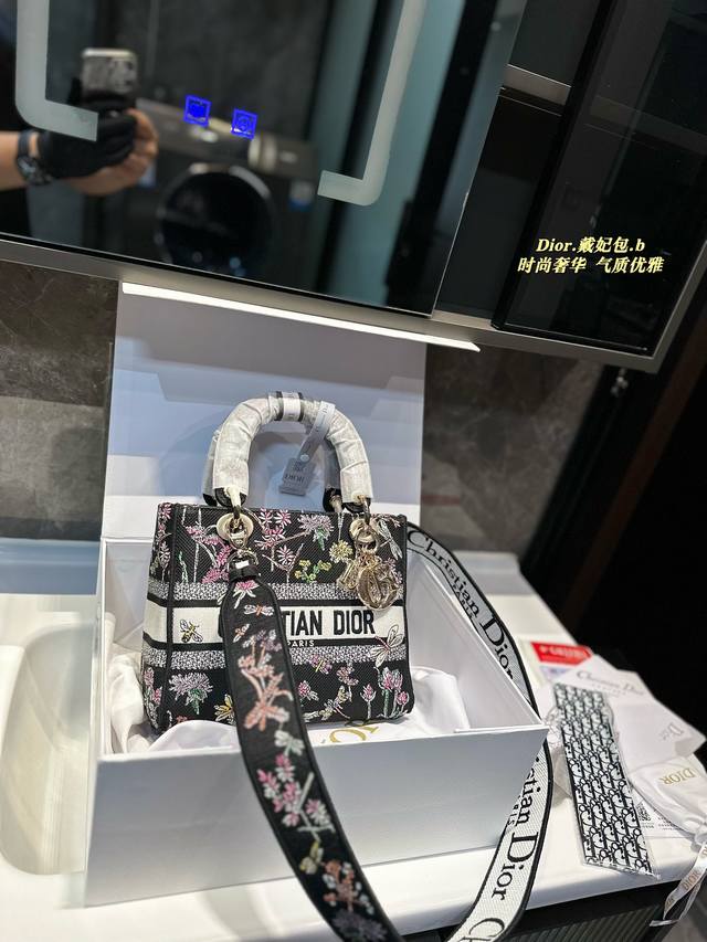 礼盒包装 迪奥 戴妃刺绣 独特的艺术气息 颜值高 集美必入尺寸23.20 - 点击图像关闭