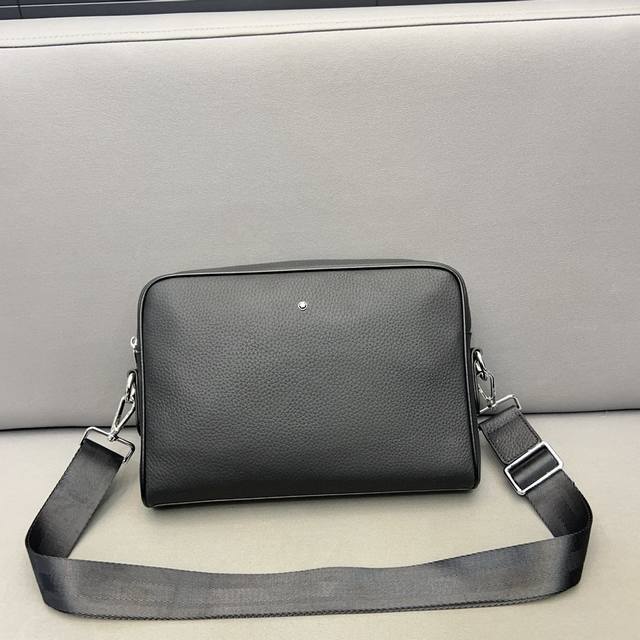 Montblanc 万宝龙 男士小牛皮单肩斜挎包 采用精湛镶嵌细工,经典百搭 实物拍摄 原厂原版面料 高端品质 配送防尘袋 27 X 18 Cm。 Montblanc 万宝龙 男士小牛皮单肩斜挎包 采用精湛镶嵌细工,经典百搭 实物拍摄 原厂原版面料 高端品质 配送防尘袋 27 X 18 Cm。