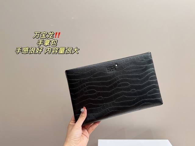 配盒27.17 万宝龙手拿包 可以斜挎可以手提 容量也很大,文件,电脑都可以放 黑色百搭,经典 材质非常耐磨 商务男士的首选 配盒27.17 万宝龙手拿包 可以斜挎可以手提 容量也很大,文件,电脑都可以放 黑色百搭,经典 材质非常耐磨 商务男士的首选