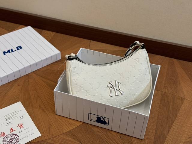 配盒 Size:23*16Cm Mlb 腋下包 Mlb最最最新品! 配盒 Size:23*16Cm Mlb 腋下包 Mlb最最最新品!