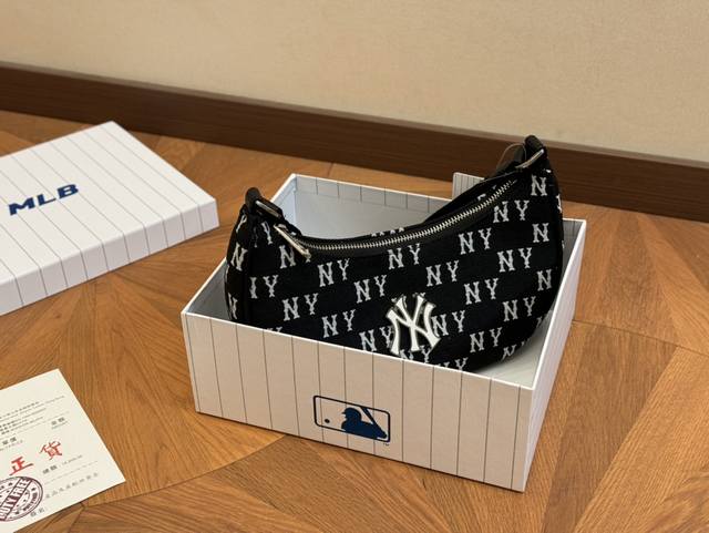 配盒 Size:23*16Cm Mlb 腋下包 Mlb最最最新品! 配盒 Size:23*16Cm Mlb 腋下包 Mlb最最最新品!