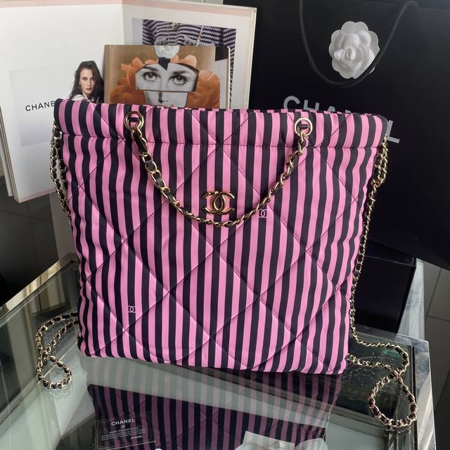 尺寸：36X35X2 Cm 沙滩系列 来了！ 这一季沙滩系列 真是充满夏日多巴胺 黑色条纹的设计 颜色鲜明 材料轻薄 光看着 就有大海的感觉 太适合夏日背了 款 - 点击图像关闭