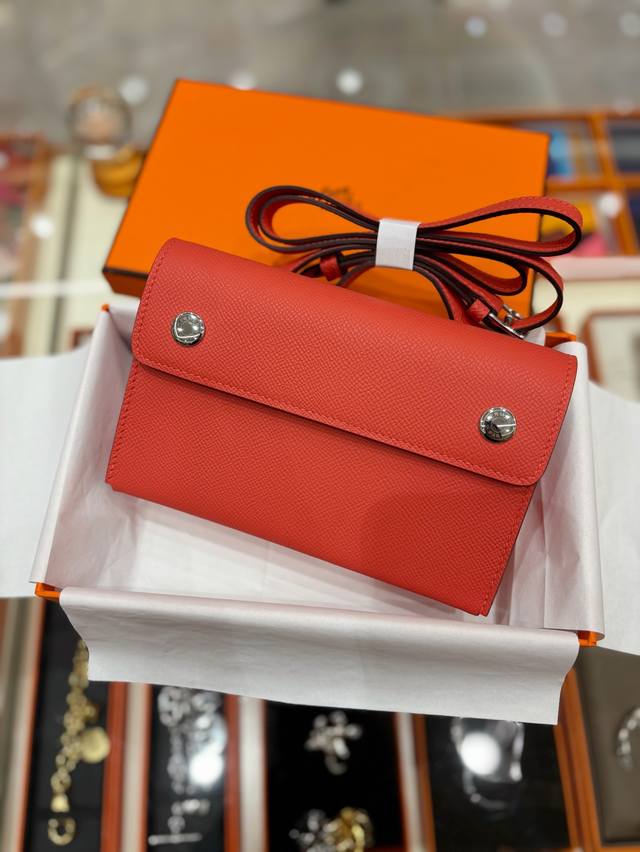 Snap Wallet钱包 配肩带 可斜挎单肩 Epsom小牛皮 尺寸:长18.5X宽11.5 X 厚4.5厘米