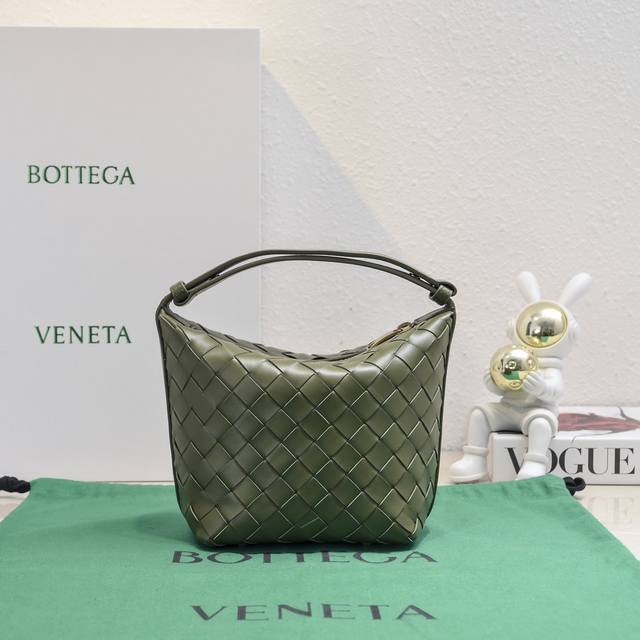 预测bv葆蝶家今年又会大火的一款便当包 非常的柔软 轻质 同样搭载两位创始人从品牌创立之初耗时几个月研发的 Intrecciato编织工艺 完全的由意大利工匠纯 预测bv葆蝶家今年又会大火的一款便当包 非常的柔软 轻质 同样搭载两位创始人从品牌创立之初耗时几个月研发的 Intrecciato编织工艺 完全的由意大利工匠纯