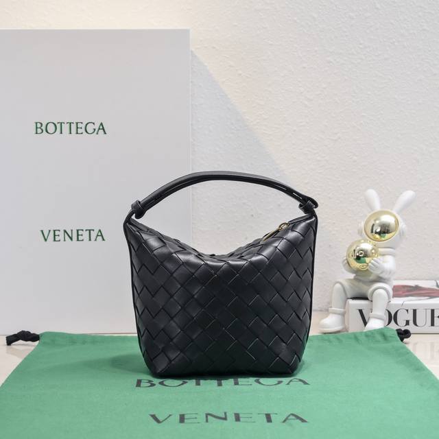 预测bv葆蝶家今年又会大火的一款便当包 非常的柔软 轻质 同样搭载两位创始人从品牌创立之初耗时几个月研发的 Intrecciato编织工艺 完全的由意大利工匠纯 预测bv葆蝶家今年又会大火的一款便当包 非常的柔软 轻质 同样搭载两位创始人从品牌创立之初耗时几个月研发的 Intrecciato编织工艺 完全的由意大利工匠纯