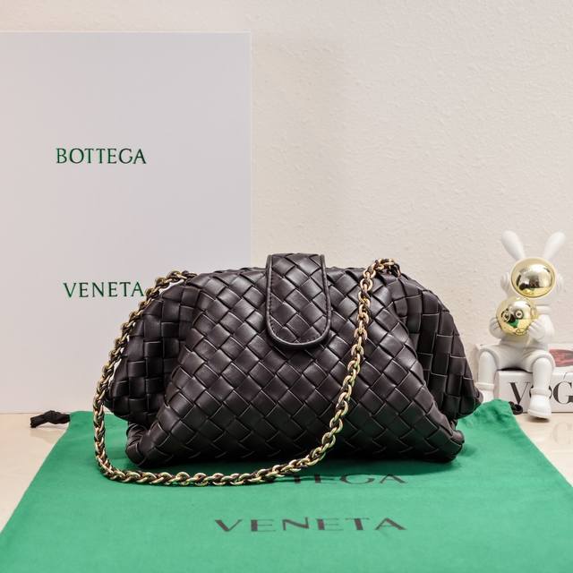Bitters Venetia 2024夏季系列将lauren 1980 手袋重新带回大众视野,包包的设计灵感来自古罗马建筑,采用品牌标志性intrecciat Bitters Venetia 2024夏季系列将lauren 1980 手袋重新带回大众视野,包包的设计灵感来自古罗马建筑,采用品牌标志性intrecciat