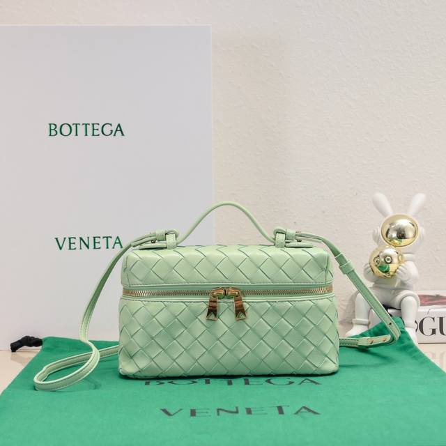 Bottega Veneta 24春夏編織拉鍊斜挎包 一款可以做化妝包的斜挎包包,精緻的編織,小巧的包身,是即將到來的夏天必不可少的穿搭點綴,雙拉鍊也更好的保護 Bottega Veneta 24春夏編織拉鍊斜挎包 一款可以做化妝包的斜挎包包,精緻的編織,小巧的包身,是即將到來的夏天必不可少的穿搭點綴,雙拉鍊也更好的保護