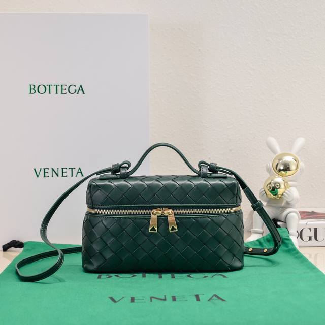 Bottega Veneta 24春夏編織拉鍊斜挎包 一款可以做化妝包的斜挎包包,精緻的編織,小巧的包身,是即將到來的夏天必不可少的穿搭點綴,雙拉鍊也更好的保護 Bottega Veneta 24春夏編織拉鍊斜挎包 一款可以做化妝包的斜挎包包,精緻的編織,小巧的包身,是即將到來的夏天必不可少的穿搭點綴,雙拉鍊也更好的保護