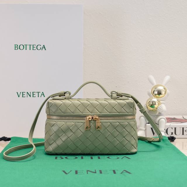 Bottega Veneta 24春夏編織拉鍊斜挎包 一款可以做化妝包的斜挎包包,精緻的編織,小巧的包身,是即將到來的夏天必不可少的穿搭點綴,雙拉鍊也更好的保護 Bottega Veneta 24春夏編織拉鍊斜挎包 一款可以做化妝包的斜挎包包,精緻的編織,小巧的包身,是即將到來的夏天必不可少的穿搭點綴,雙拉鍊也更好的保護