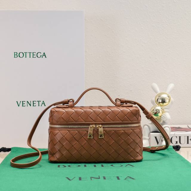 Bottega Veneta 24春夏編織拉鍊斜挎包 一款可以做化妝包的斜挎包包,精緻的編織,小巧的包身,是即將到來的夏天必不可少的穿搭點綴,雙拉鍊也更好的保護 Bottega Veneta 24春夏編織拉鍊斜挎包 一款可以做化妝包的斜挎包包,精緻的編織,小巧的包身,是即將到來的夏天必不可少的穿搭點綴,雙拉鍊也更好的保護