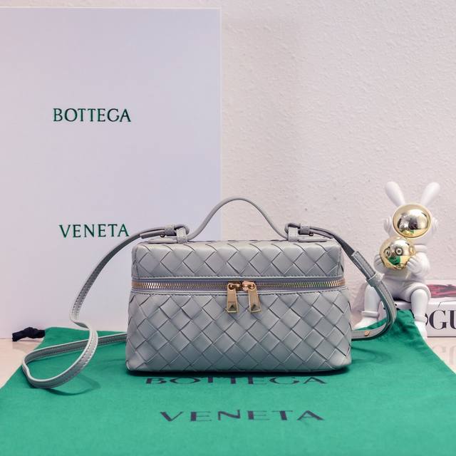 Bottega Veneta 24春夏编织拉链斜挎包 一款可以做化妆 的斜挎 精致的编织,小巧的包身,是即将到来的夏天必不可少的穿搭点缀,双拉链也更好的保护了 Bottega Veneta 24春夏编织拉链斜挎包 一款可以做化妆 的斜挎 精致的编织,小巧的包身,是即将到来的夏天必不可少的穿搭点缀,双拉链也更好的保护了