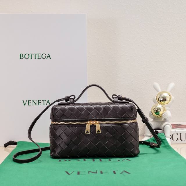 Bottega Veneta 24春夏编织拉链斜挎包 一款可以做化妆 的斜挎 精致的编织,小巧的包身,是即将到来的夏天必不可少的穿搭点缀,双拉链也更好的保护了 Bottega Veneta 24春夏编织拉链斜挎包 一款可以做化妆 的斜挎 精致的编织,小巧的包身,是即将到来的夏天必不可少的穿搭点缀,双拉链也更好的保护了