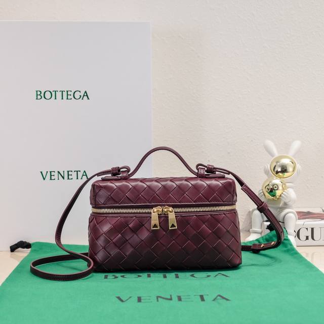 Bottega Veneta 24春夏编织拉链斜挎包 一款可以做化妆包的斜挎包包,精致的编织,小巧的包身,是即将到来的夏天必不可少的穿搭点缀,双拉链也更好的保护 Bottega Veneta 24春夏编织拉链斜挎包 一款可以做化妆包的斜挎包包,精致的编织,小巧的包身,是即将到来的夏天必不可少的穿搭点缀,双拉链也更好的保护