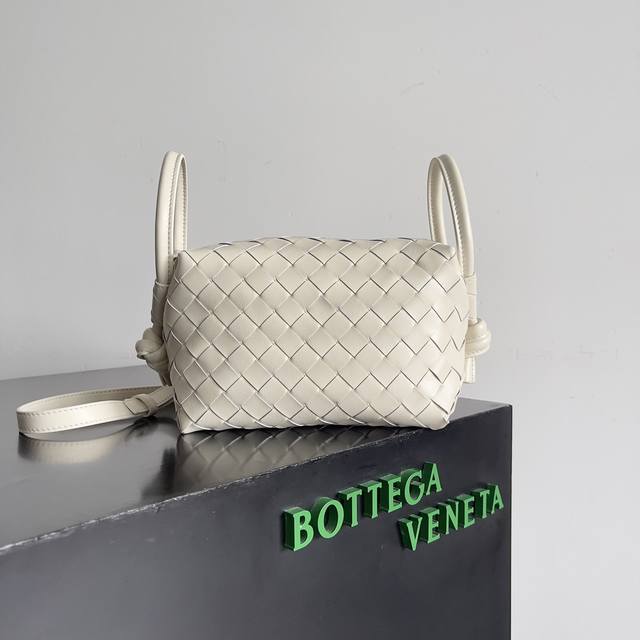Bottega Veneta 2024新款loop来啦!!喜欢bv家的女孩子很多都拥有过loop这一款包包吧,简约的外观,经典的编织,小巧轻便的包型,这一次的创 Bottega Veneta 2024新款loop来啦!!喜欢bv家的女孩子很多都拥有过loop这一款包包吧,简约的外观,经典的编织,小巧轻便的包型,这一次的创