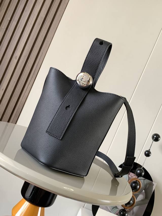 原厂皮 迷你柔软粒面牛皮革 Pebble Bucket 水桶手袋pebble将纯粹的简约线条与瞩目设计风格巧妙融合造就别具一格的创新的手袋设计。标志性的 Ana