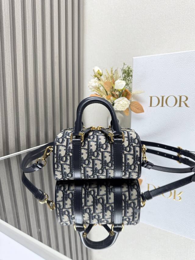正品级，高版本 新款dior 16迷你手袋是二零二四冬季成衣系列新品，优雅时尚。隔层宽敞，可收纳各种日常用品。搭配皮革顶部手柄和可调节、是打造日常造型的理想手袋