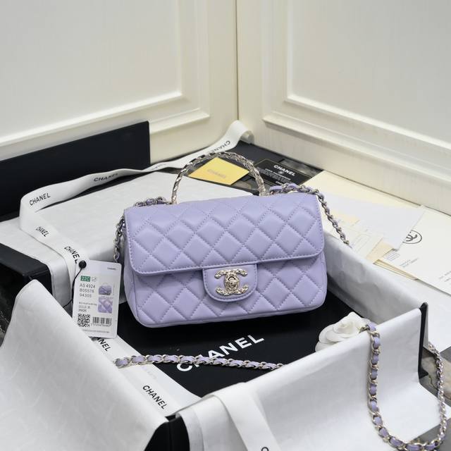 A Cf Mini 这颜值真滴太美啦 As4924 温柔的质感和优雅的设计散发出奢华的气息啦~独特的手柄更显气质 金色的双clogo不仅是点缀 更是一种状态的象