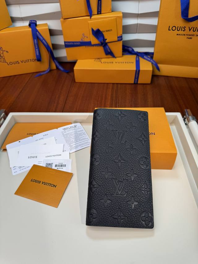 M69038 [Mb特級芯片版] 浮雕由路易威登设计的monogram图案，这款柔软牛皮布拉扎钱包提供宽敞的容量。它具有多个口袋和多个缝隙，并有一个带拉链锁的大