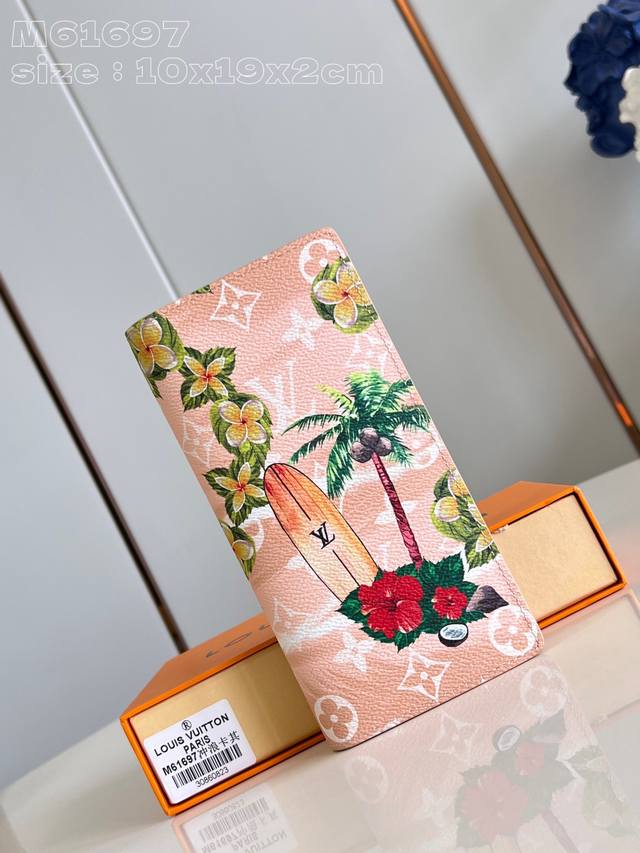 独家实拍 M61697冲浪卡其 本款 Brazza钱夹取材 Monogram Surfin’ 帆布，彰显 Pharrell Williams 为缤纷印花注入的夏