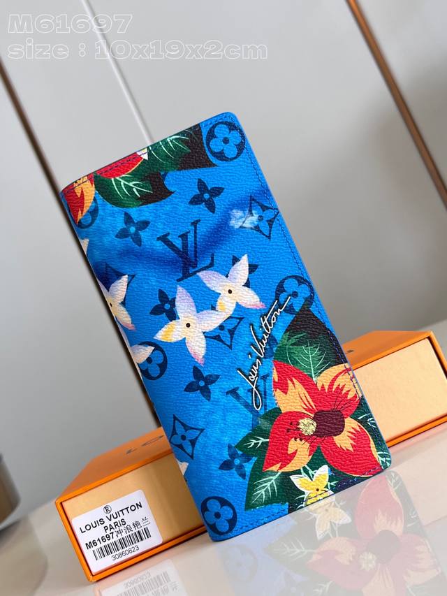 独家实拍 M61697冲浪艳兰 本款 Brazza钱夹取材 Monogram Surfin’ 帆布，彰显 Pharrell Williams 为缤纷印花注入的夏