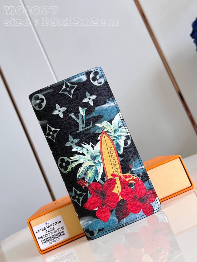 独家实拍 M61697冲浪宝蓝 本款 Brazza钱夹取材 Monogram Surfin’ 帆布，彰显 Pharrell Williams 为缤纷印花注入的夏