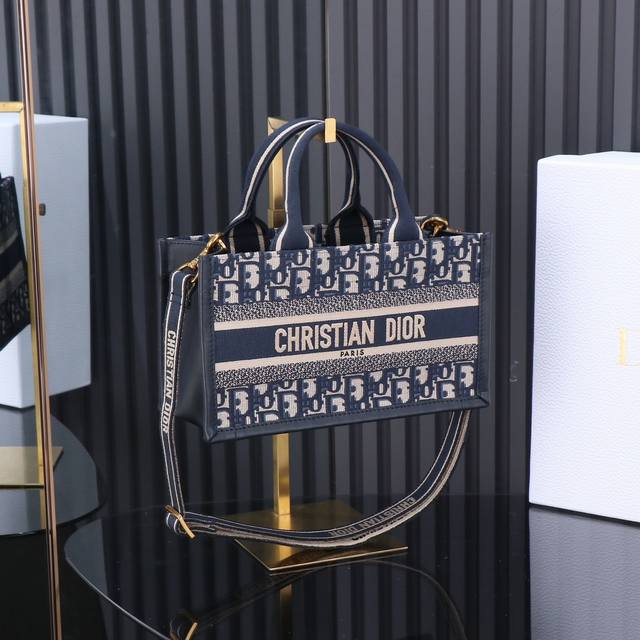 原厂级别 Mini尺寸 24早春新款 不得不说，D家确实好会玩啊 可以背的托特来了！简直不要太棒 在最最最经典的托特上又衍生爆款了 越来越多人爱背大包真正的无性