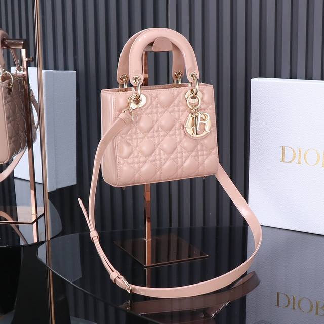 原厂皮 Lady Dior 四格粉色漆皮,经典款戴妃包手袋集中体现了 Dior 对典雅和美丽的深刻洞见。精心制作,以藤格纹缉面线打造醒目的绗缝细节,高雅经典的设 原厂皮 Lady Dior 四格粉色漆皮,经典款戴妃包手袋集中体现了 Dior 对典雅和美丽的深刻洞见。精心制作,以藤格纹缉面线打造醒目的绗缝细节,高雅经典的设
